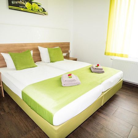 Bed & Breakfast Outlet Hotel Dettingen an der Erms Eksteriør bilde