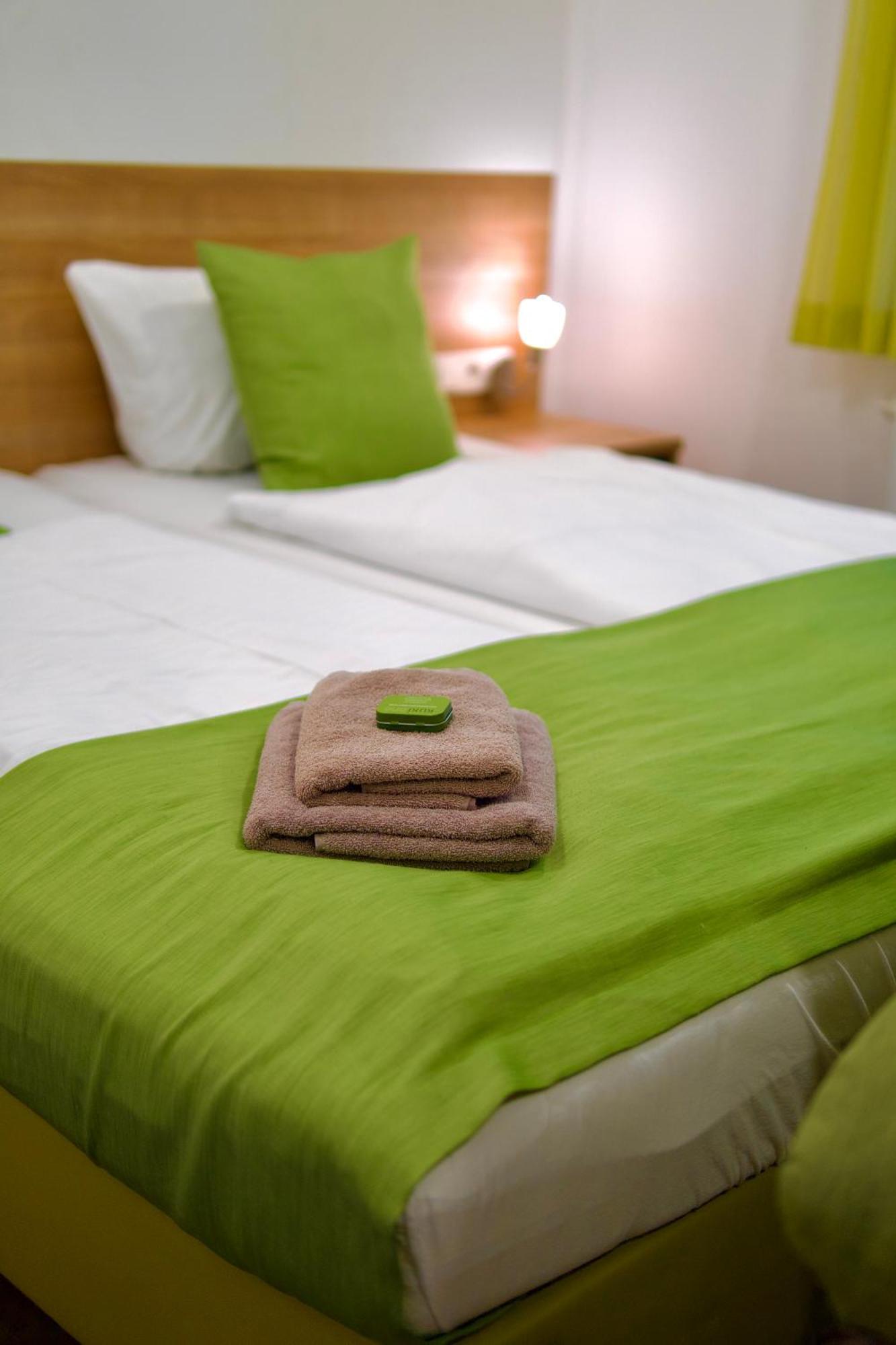 Bed & Breakfast Outlet Hotel Dettingen an der Erms Eksteriør bilde