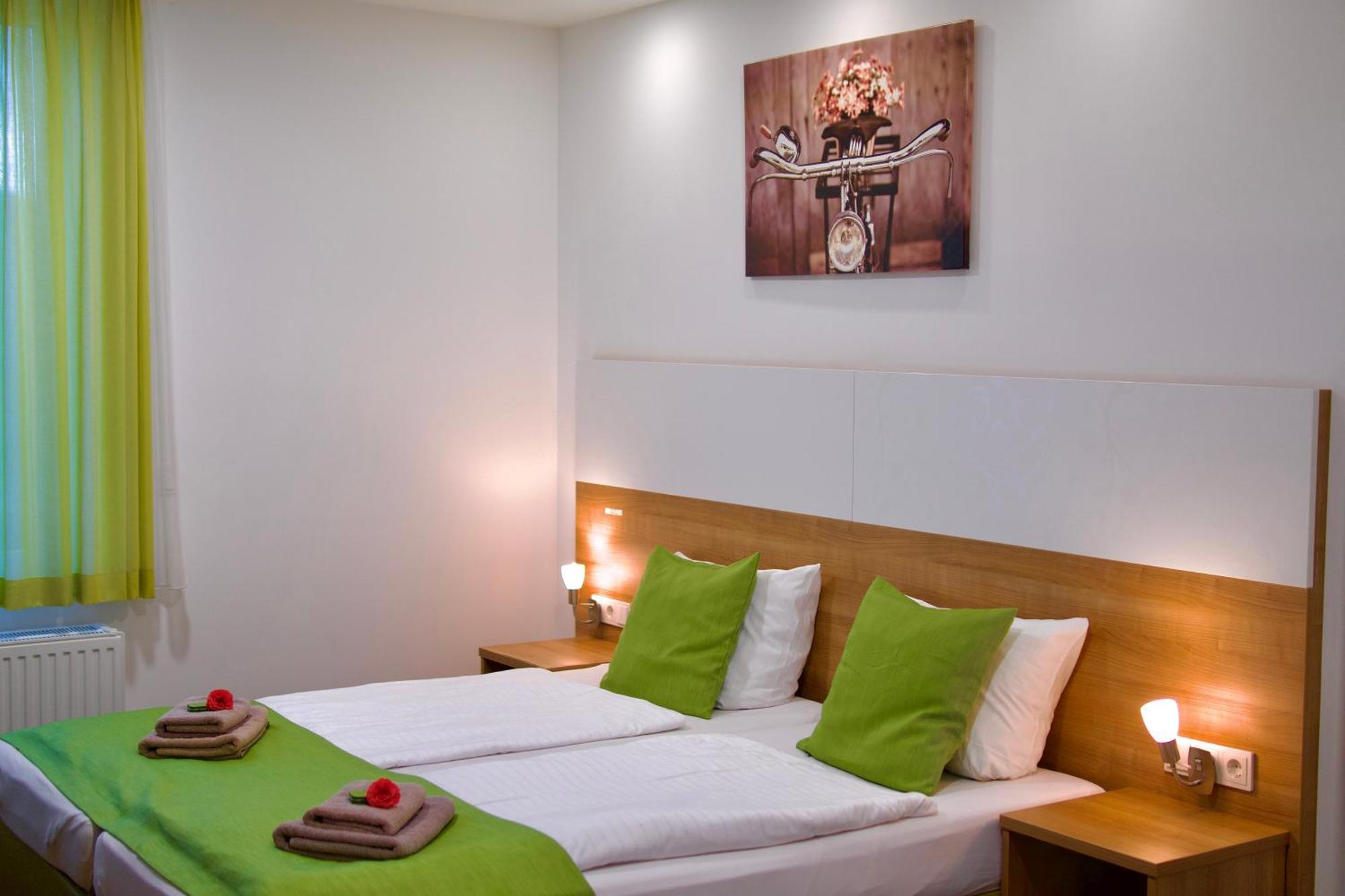 Bed & Breakfast Outlet Hotel Dettingen an der Erms Eksteriør bilde