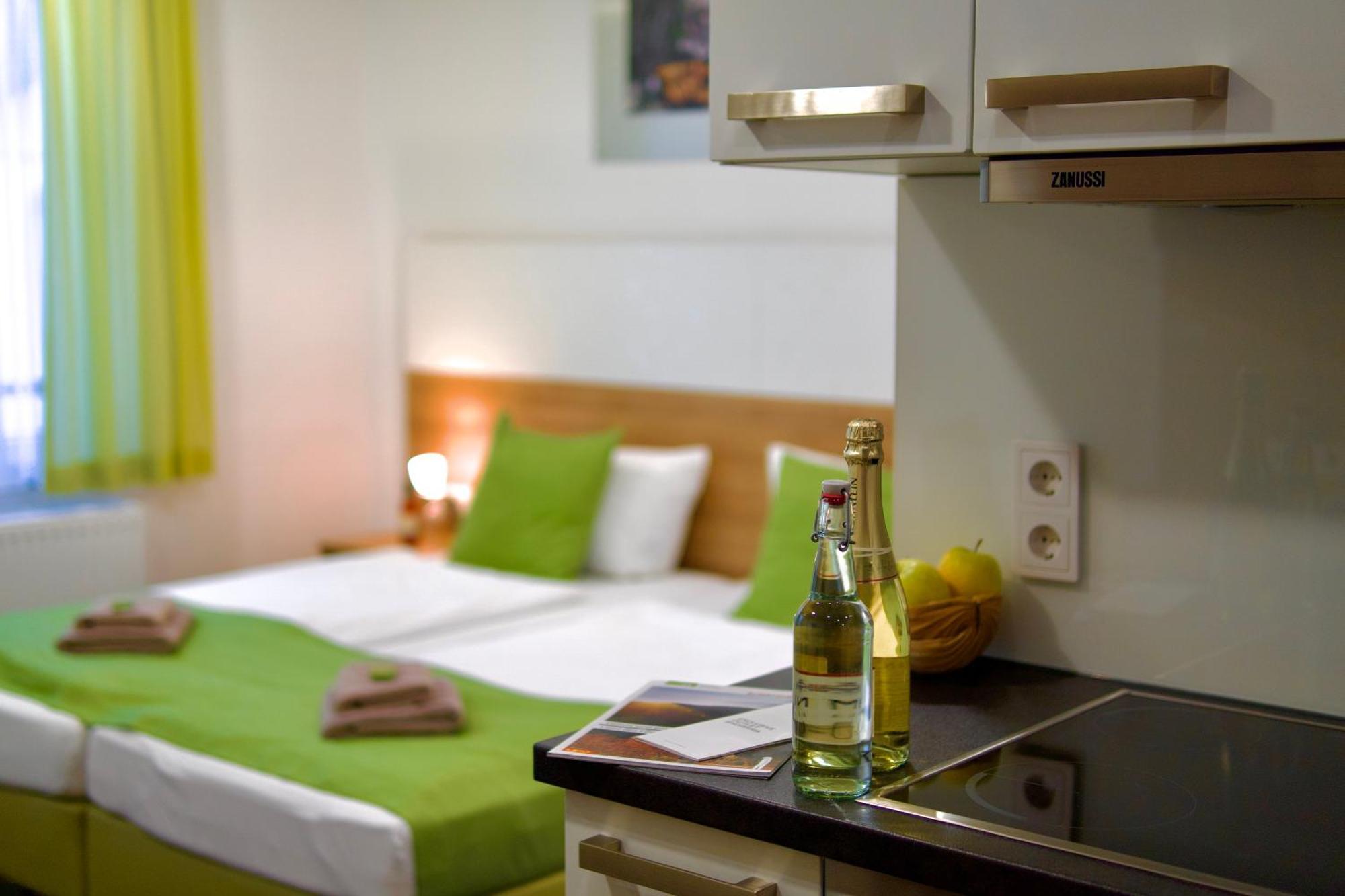 Bed & Breakfast Outlet Hotel Dettingen an der Erms Eksteriør bilde