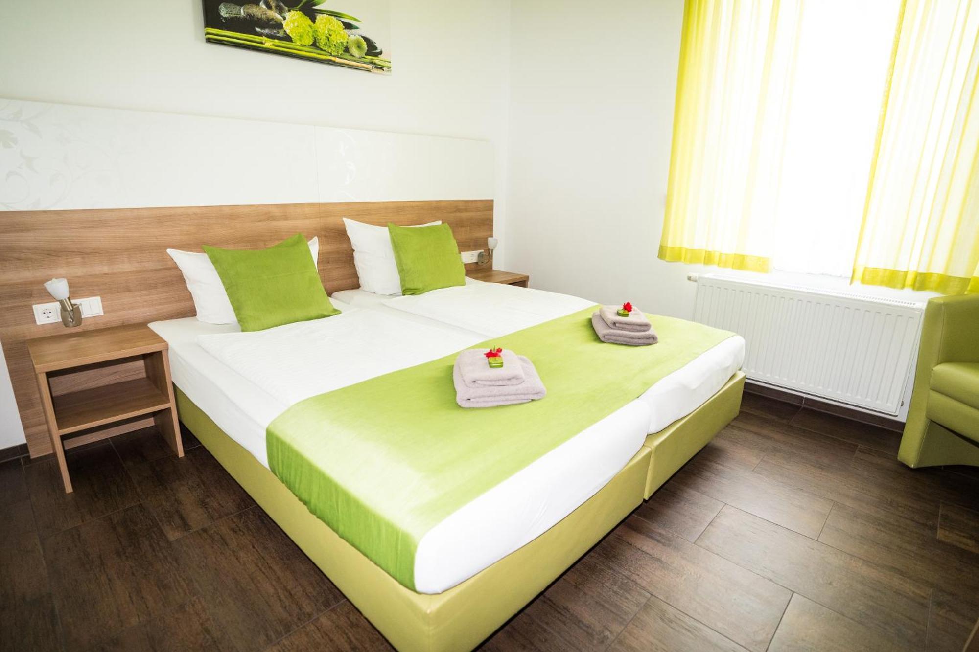 Bed & Breakfast Outlet Hotel Dettingen an der Erms Eksteriør bilde