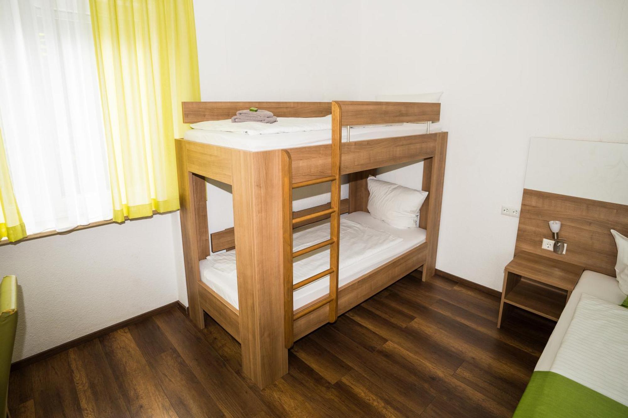 Bed & Breakfast Outlet Hotel Dettingen an der Erms Eksteriør bilde