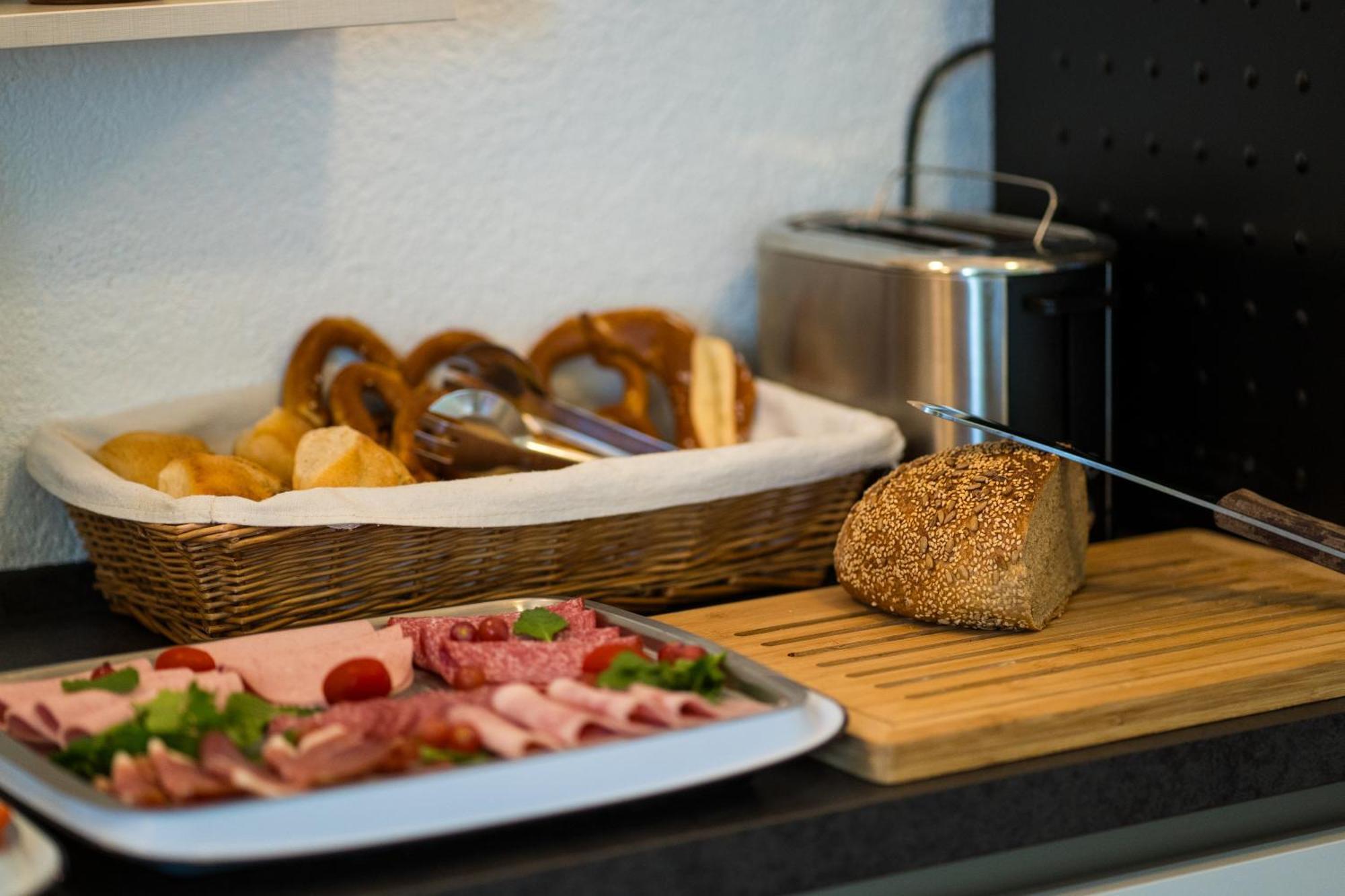 Bed & Breakfast Outlet Hotel Dettingen an der Erms Eksteriør bilde